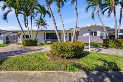Casa en alquiler en North Miami Beach, Florida, 3 dormitorios, 194.44 m2 № 2032764 - foto 3