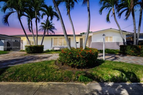 Casa en North Miami Beach, Florida 3 dormitorios, 194.44 m2 № 2032764