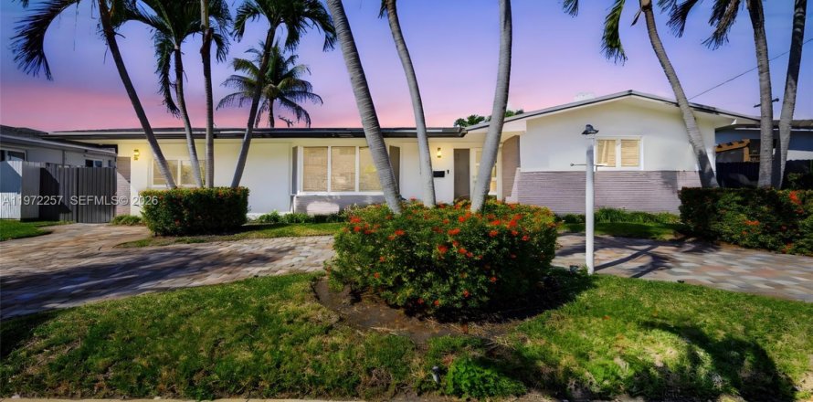Casa en North Miami Beach, Florida 3 dormitorios, 194.44 m2 № 2032764