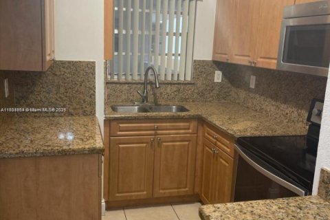 Condo in Miami, Florida, 2 bedrooms  № 1790562 - photo 4