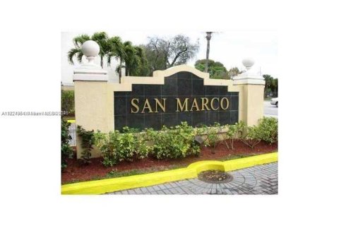 Condo in Miami, Florida, 2 bedrooms  № 1790562 - photo 1