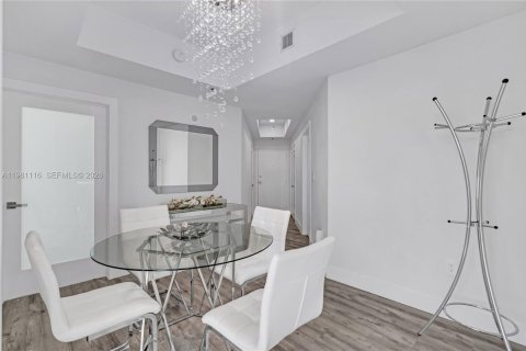 Condo in Miami Beach, Florida, 2 bedrooms  № 2051659 - photo 15