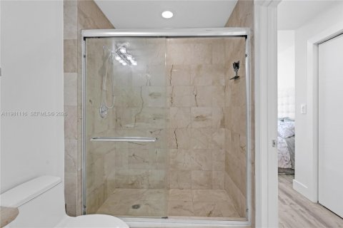 Condo in Miami Beach, Florida, 2 bedrooms  № 2051659 - photo 29