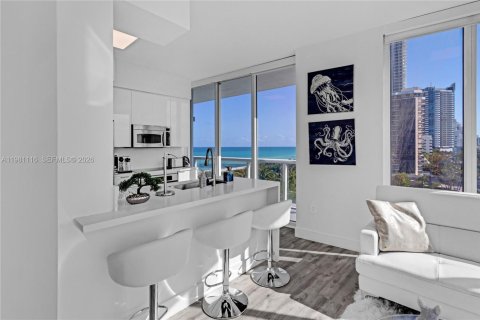 Condo in Miami Beach, Florida, 2 bedrooms  № 2051659 - photo 19