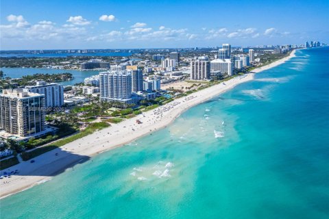 Condo in Miami Beach, Florida, 2 bedrooms  № 2051659 - photo 2