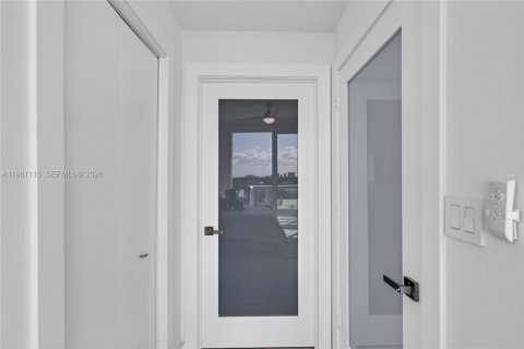 Condo in Miami Beach, Florida, 2 bedrooms  № 2051659 - photo 11