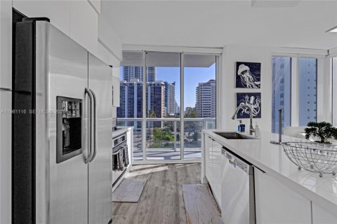 Condo in Miami Beach, Florida, 2 bedrooms  № 2051659 - photo 18
