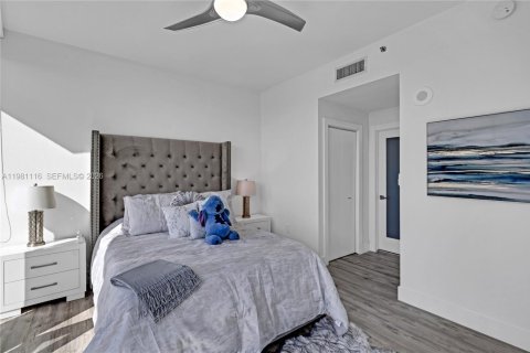 Condo in Miami Beach, Florida, 2 bedrooms  № 2051659 - photo 24