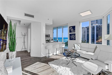 Condo in Miami Beach, Florida, 2 bedrooms  № 2051659 - photo 12
