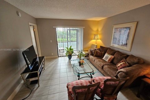 Купить кондоминиум в Лейк-Уорт, Флорида 2 спальни, 73.39м2, № 1992848 - фото 3