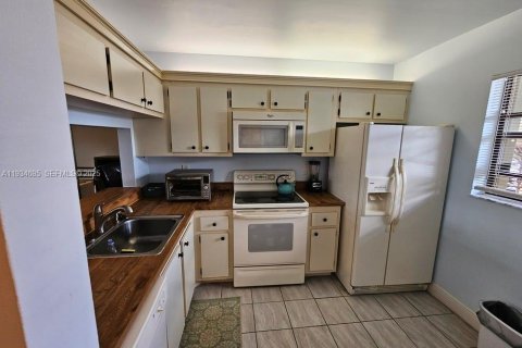 Купить кондоминиум в Лейк-Уорт, Флорида 2 спальни, 73.39м2, № 1992848 - фото 2