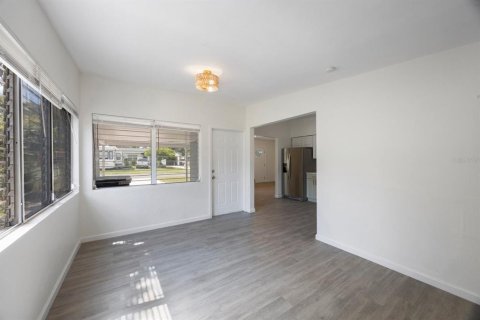 House in Saint Petersburg, Florida 3 bedrooms, 141.21 sq.m. № 1858338 - photo 23