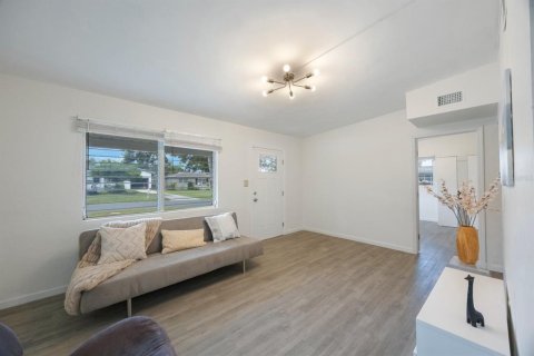House in Saint Petersburg, Florida 3 bedrooms, 141.21 sq.m. № 1858338 - photo 7