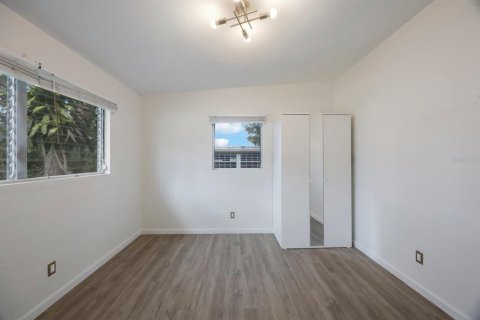 House in Saint Petersburg, Florida 3 bedrooms, 141.21 sq.m. № 1858338 - photo 15