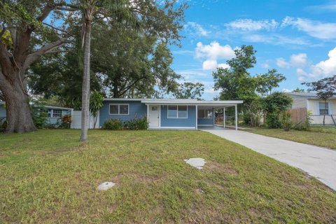House in Saint Petersburg, Florida 3 bedrooms, 141.21 sq.m. № 1858338 - photo 1