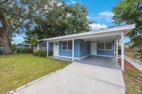 House in Saint Petersburg, Florida 3 bedrooms, 141.21 sq.m. № 1858338 - photo 3