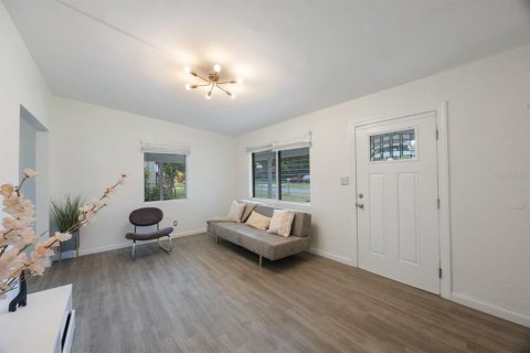 House in Saint Petersburg, Florida 3 bedrooms, 141.21 sq.m. № 1858338 - photo 4
