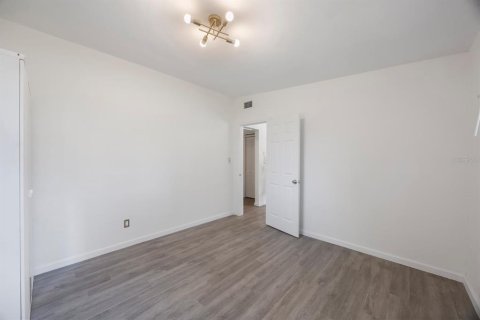 House in Saint Petersburg, Florida 3 bedrooms, 141.21 sq.m. № 1858338 - photo 13