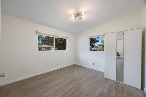 House in Saint Petersburg, Florida 3 bedrooms, 141.21 sq.m. № 1858338 - photo 14