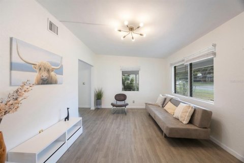 House in Saint Petersburg, Florida 3 bedrooms, 141.21 sq.m. № 1858338 - photo 6