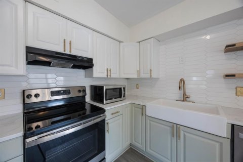House in Saint Petersburg, Florida 3 bedrooms, 141.21 sq.m. № 1858338 - photo 12