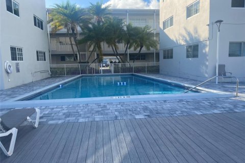 Condo in Hallandale Beach, Florida, 2 bedrooms № 2173363 - photo 5
