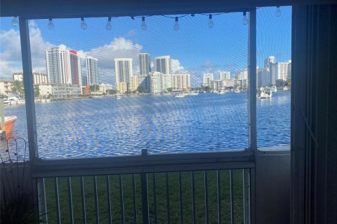 Condo in Hallandale Beach, Florida, 2 bedrooms № 2173363 - photo 2