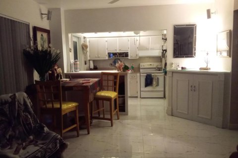 Condo in Hallandale Beach, Florida, 2 bedrooms № 2173363 - photo 6