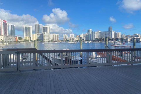 Condo in Hallandale Beach, Florida, 2 bedrooms  № 2173363