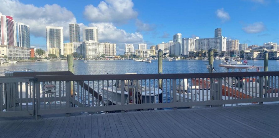 Condo in Hallandale Beach, Florida, 2 bedrooms № 2173363