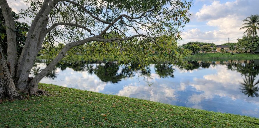 Immobilier commercial à Lauderdale Lakes, Floride № 2146657
