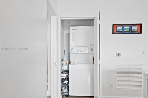 Condo in Miami, Florida, 2 bedrooms  № 2257378 - photo 22