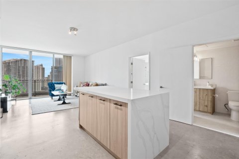 Condo in Miami, Florida, 2 bedrooms  № 2257378 - photo 21