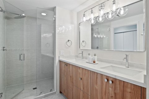 Condo in Miami, Florida, 2 bedrooms  № 2257378 - photo 29