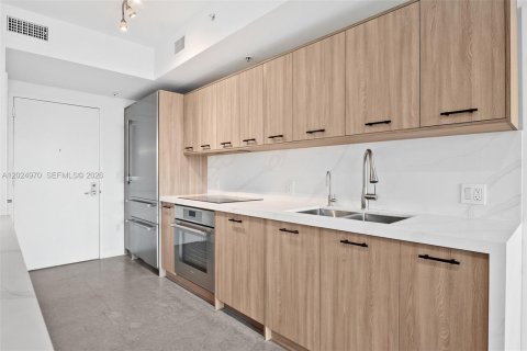 Condo in Miami, Florida, 2 bedrooms  № 2257378 - photo 17