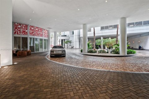 Condo in Miami, Florida, 2 bedrooms  № 2257378 - photo 2