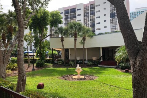 Condo in Sunny Isles Beach, Florida, 1 bedroom  № 1994742 - photo 10