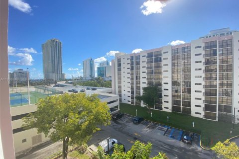 Condo in Sunny Isles Beach, Florida, 1 bedroom  № 1994742 - photo 18