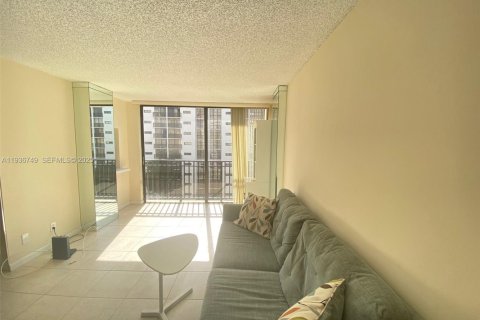Condo in Sunny Isles Beach, Florida, 1 bedroom  № 1994742 - photo 16