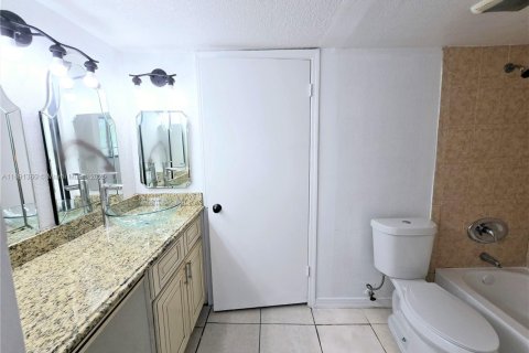 Condo in West Palm Beach, Florida, 2 bedrooms № 1944669 - photo 9