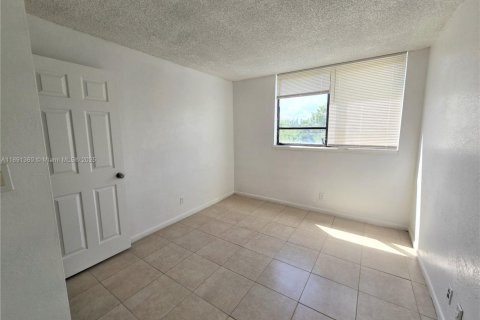 Condo in West Palm Beach, Florida, 2 bedrooms № 1944669 - photo 10