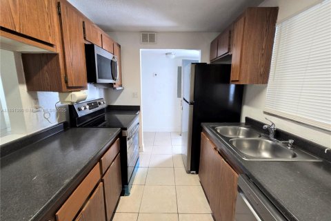 Condo in West Palm Beach, Florida, 2 bedrooms № 1944669 - photo 5