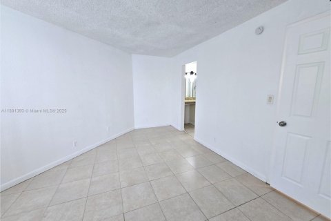 Condo in West Palm Beach, Florida, 2 bedrooms № 1944669 - photo 8