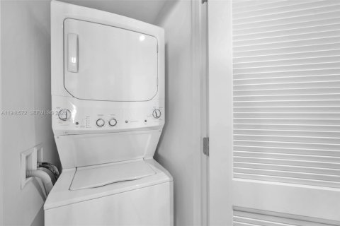 Condo in Hollywood, Florida, 2 bedrooms  № 2089190 - photo 23