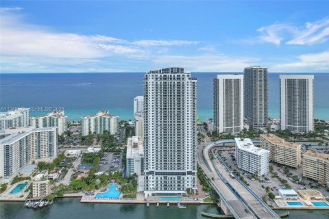 Condo in Hollywood, Florida, 2 bedrooms  № 2089190 - photo 2