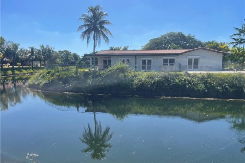 Casa en venta en Miami, Florida, 4 dormitorios, 271.27 m2 № 1967656 - foto 10