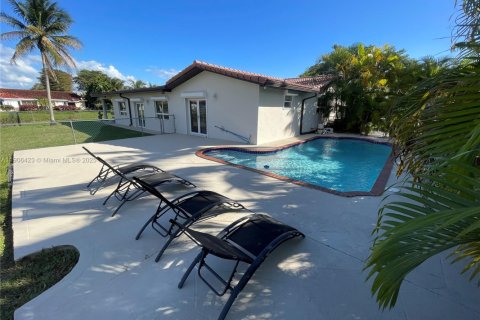 Casa en venta en Miami, Florida, 4 dormitorios, 271.27 m2 № 1967656 - foto 7