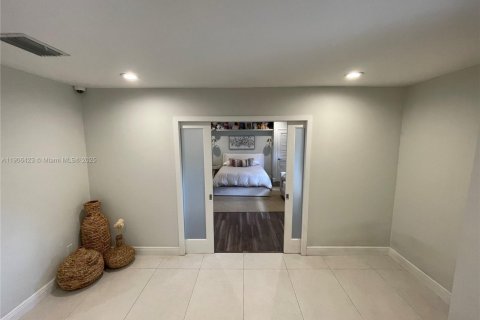 Casa en venta en Miami, Florida, 4 dormitorios, 271.27 m2 № 1967656 - foto 13