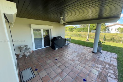 Casa en venta en Miami, Florida, 4 dormitorios, 271.27 m2 № 1967656 - foto 11