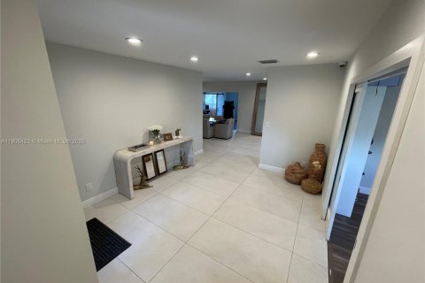 Casa en venta en Miami, Florida, 4 dormitorios, 271.27 m2 № 1967656 - foto 12